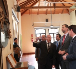 Don Felipe escucha al Alcalde de Capdella durante su recorrido por el Museo Municipal Hidroeléctrico